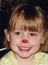 Amber met een rode clownsneus